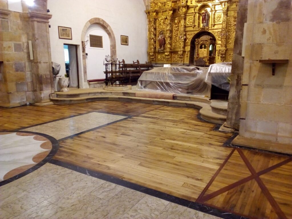 restauración iglesia casar de periedo acuchillados y barnizados cartes